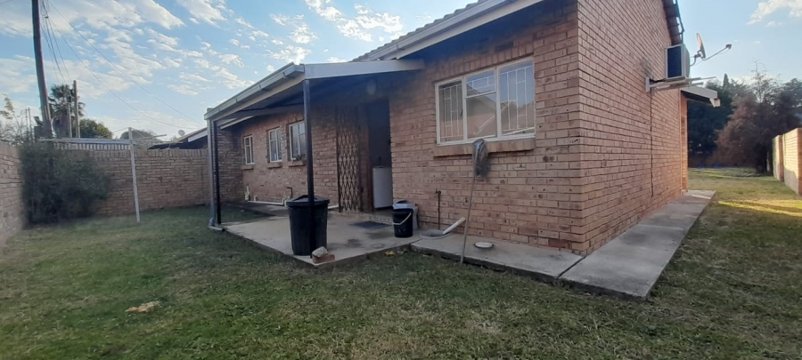 To Let 2 Bedroom Property for Rent in Flamwood North West
